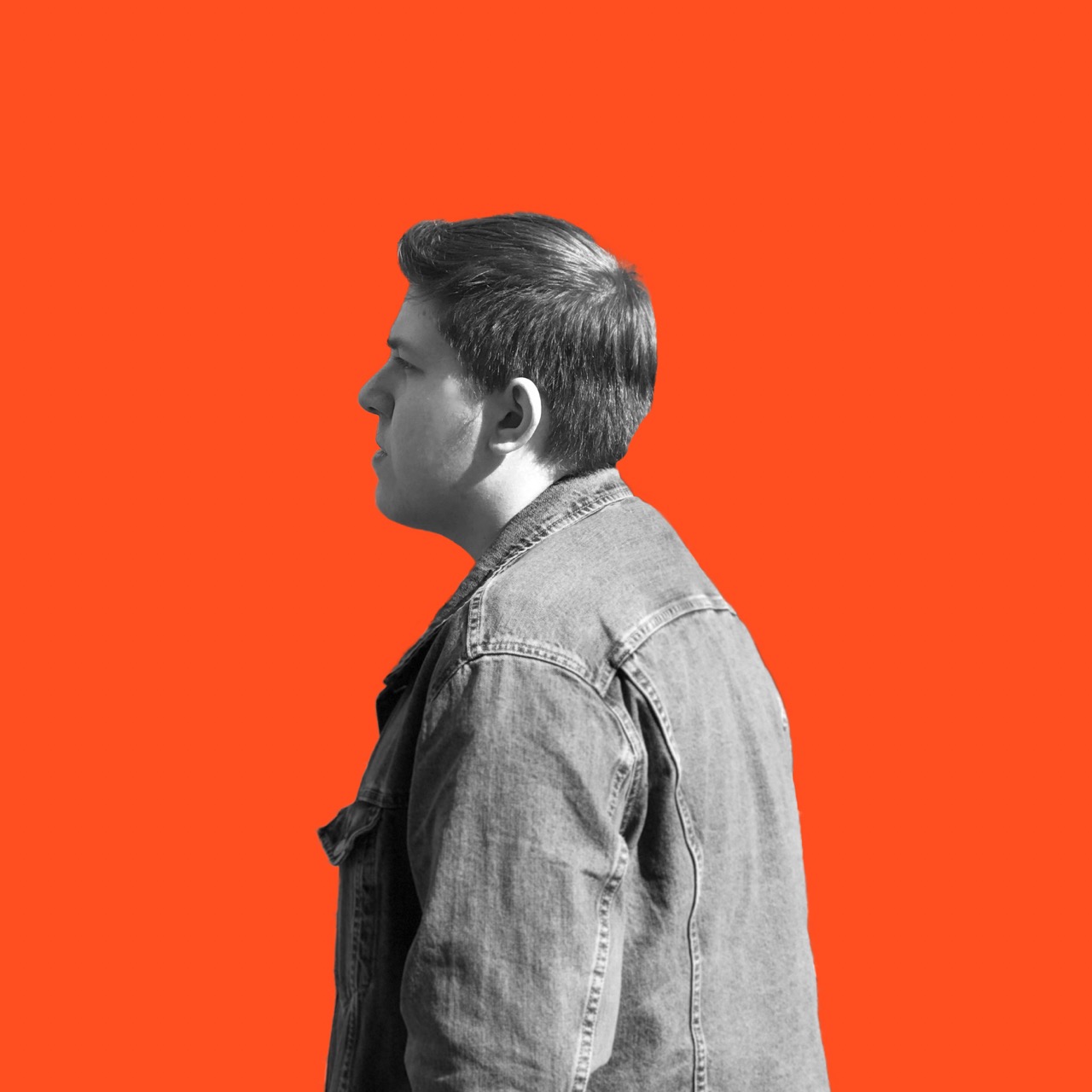 გიორგი ახალაიას გვერდითი პროფილის ფოტო ნარინჯისფერი ფონით